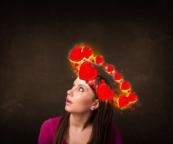 tiener meisje met hart illustraties cirkelen rond haar hoofd - Foto, afbeelding