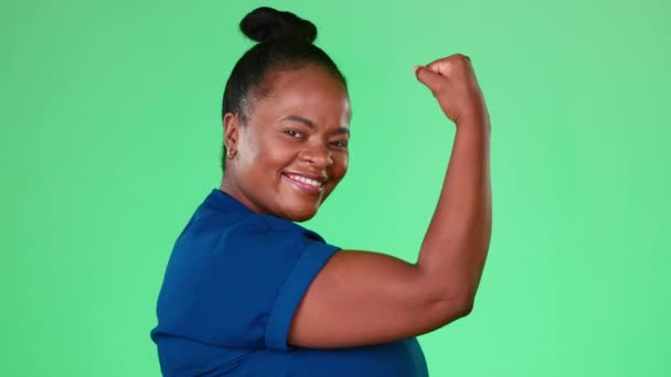 Happy, flex en sterk met zwarte vrouw in studio voor spierkracht, kracht en kracht. Kampioen, prestatie en fitness met arm van dame geïsoleerd op groene achtergrond voor zelfvertrouwen, trots en eigenliefde. - Video