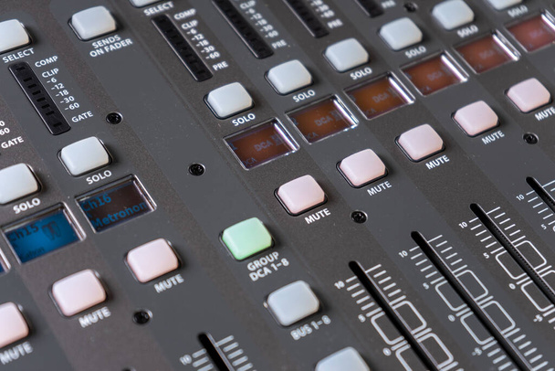 vista close-up do console de som de mistura digital de áudio profissional - Foto, Imagem