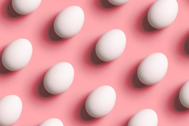 Kreative Komposition mit Muster aus weißen Eiern auf rotem Hintergrund. - Foto, Bild