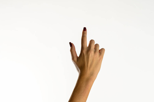 main d'une jeune femme faisant un signe, fond blanc - Photo, image