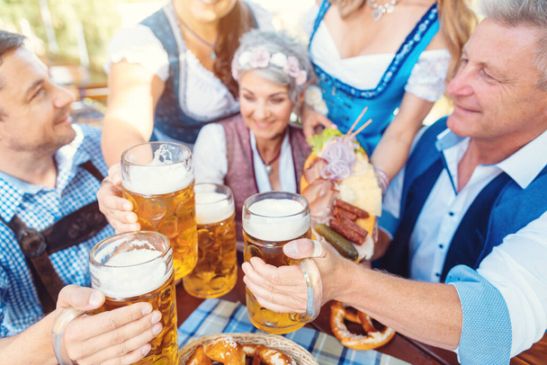 Групи друзів смажать на баварському пивному городі. - Фото, зображення