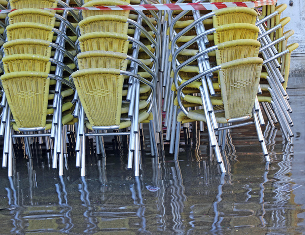 Sárga szék, egy étterem, a Szent Márk tér Velence - Fotó, kép