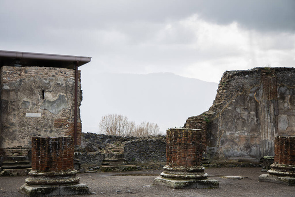 Pozostałości miasta Pompeje zimą po deszczu, Neapol, Włochy - Zdjęcie, obraz