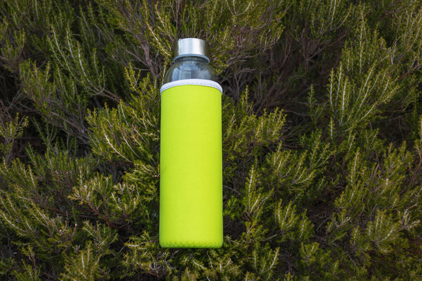 green water bottle on a wooden background - Foto, imagen