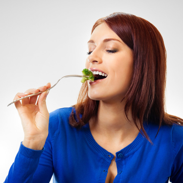 Jovem feliz bela mulher comendo brócolis
 - Foto, Imagem