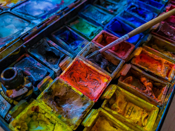 different color palette with paints - Foto, afbeelding