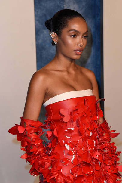 LOS ANGELES - MAR 12:  Yara Shahidi at the 2023 Vanity Fair Oscar Party at the Wallis Annenberg Center for the Performing Arts on March 12, 2023 in Beverly Hills, CA - Zdjęcie, obraz