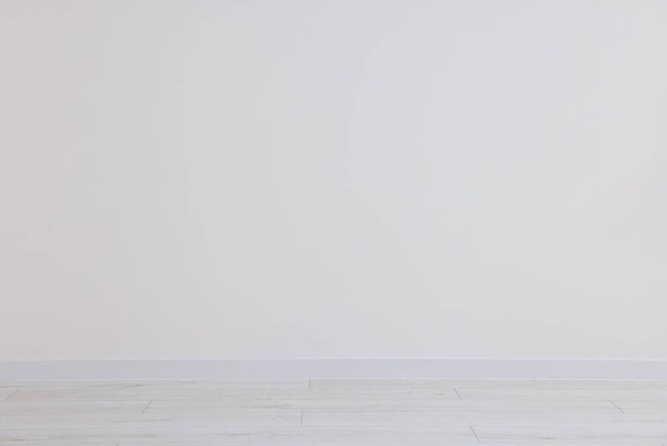 Beautiful white wall in clean empty room - Foto, afbeelding