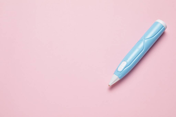 Penna 3D elegante su sfondo rosa, vista dall'alto. Spazio per testo - Foto, immagini