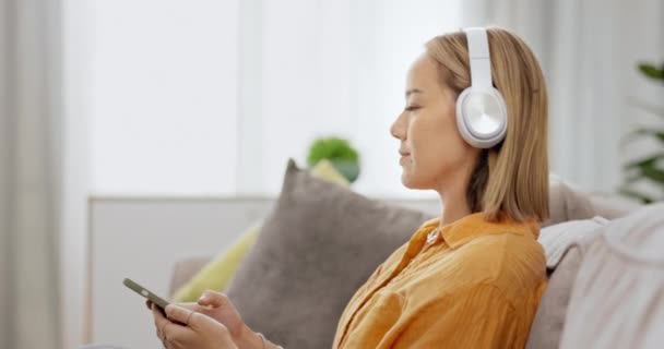 Fejhallgató, nő a kanapén, pihenés, stresszoldás és streaming zene. Fejhallgató, nő és hölgy a kanapén, gondtalan és hallgat hangok, audio és podcast a motiváció és a meditáció. - Felvétel, videó