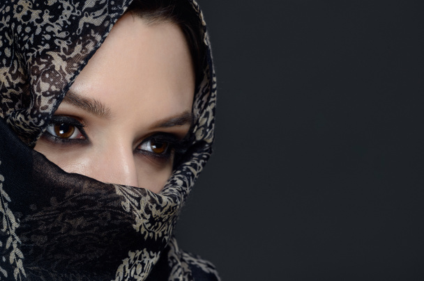 Hermosa mujer de Oriente Medio en Niqab
 - Foto, imagen