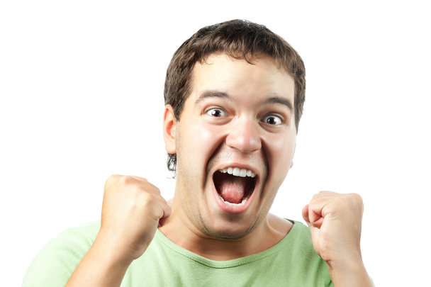 Retrato del joven emocionado gritando desde la victoria aislado en el respaldo blanco
 - Foto, imagen