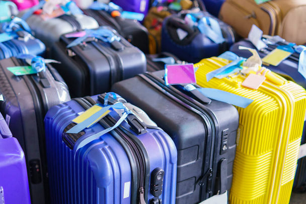 Багаж, состоящий из больших чемоданов рюкзаков и дорожной сумки
 - Фото, изображение
