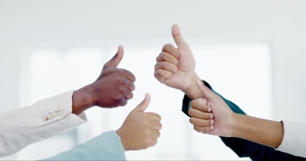 Деловые люди, руки и пальцы вверх в командном успехе, хорошей работе или соглашении в офисе. Мбаппе из группы, показывающей большие пальцы эмодзи, знак да или понравившийся жест вместе в единстве, доверии или сотрудничестве. - Кадры, видео