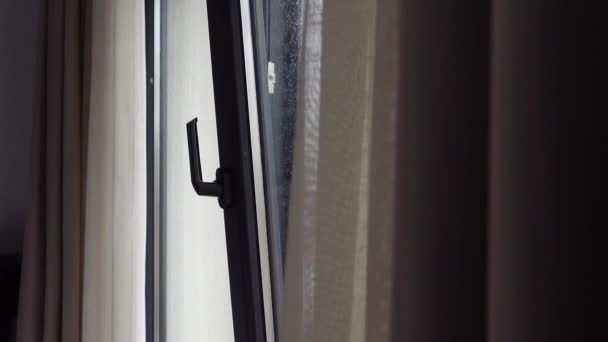 czarny plastikowe okno pvc w domu - Materiał filmowy, wideo