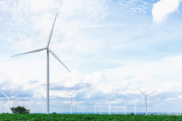 グリーンフィールドや丘の上に風力タービンファームによって現代の生活様式を電力する再生可能エネルギー源として風力を利用する進歩的な方法。風車発電機はCO2排出のない電気を発生させます. - 写真・画像