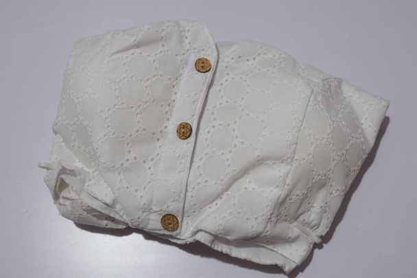 Camicetta casual femminile in puro cotone pronta isolata su sfondo bianco - Foto, immagini