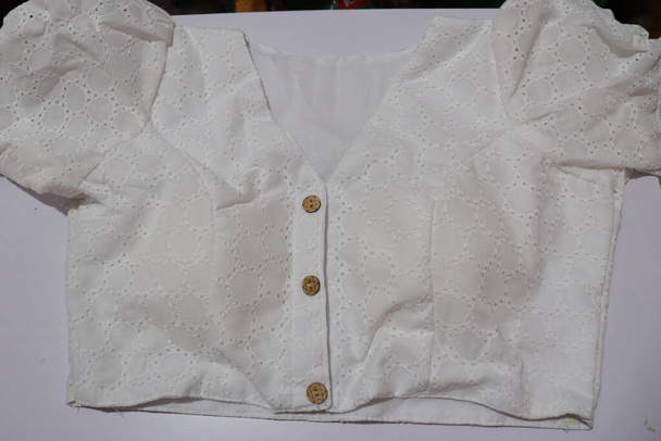 Beyaz Arkaplanda izole edilmiş Kadın Saf Pamuk Hazır Bluzu - Fotoğraf, Görsel