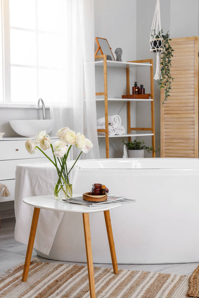 Belsejében fürdőszoba ranunculus virágok vázában az asztalon - Fotó, kép