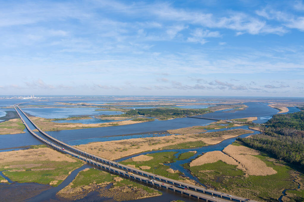 Luftaufnahme der Interstate 10 Brücke über Mobile Bay an der Golfküste von Alabama - Foto, Bild