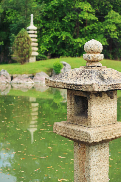 Крупный план каменного фонаря под названием Торо в японском саду - Фото, изображение