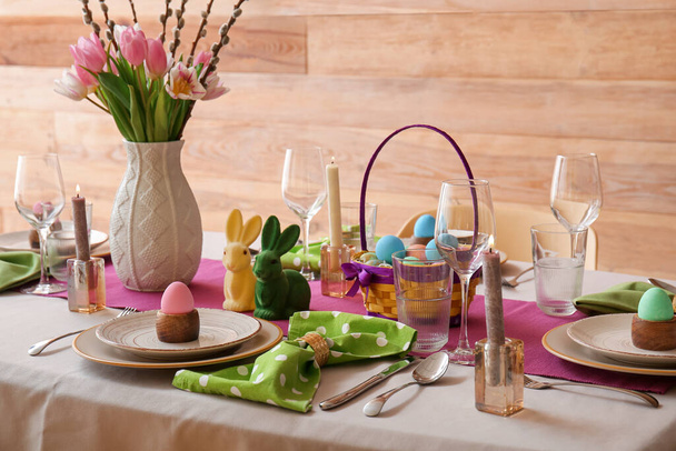 Schöne Oster-Tischdekoration mit Blumen und Eiern im Esszimmer - Foto, Bild
