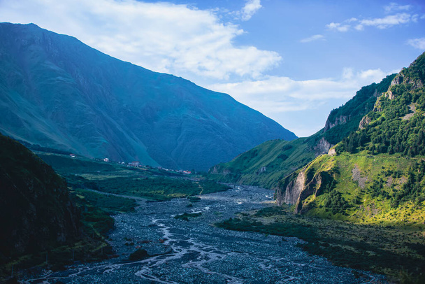 Route militaire géorgienne, montagnes du Caucase. Belle région montagneuse avec une rivière. - Photo, image