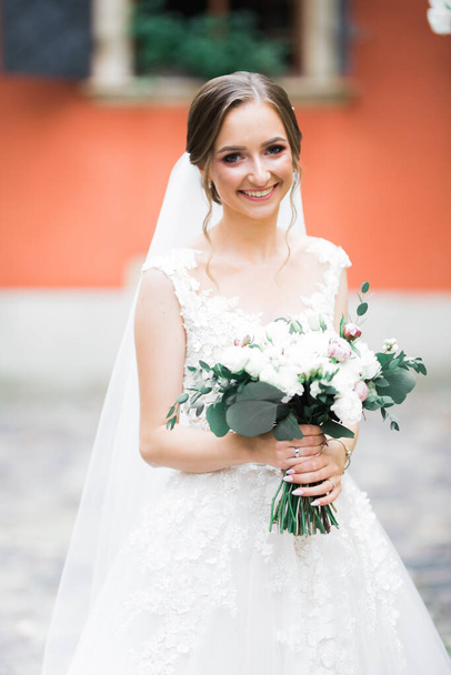 Bride holding big and beautiful wedding bouquet with flowers. - Foto, afbeelding