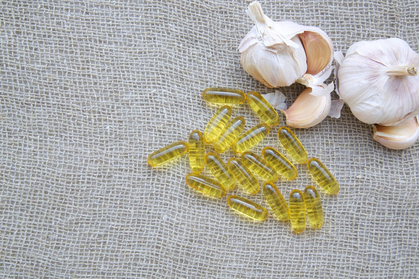 Kapsle s česnekovým olejem - Fotografie, Obrázek