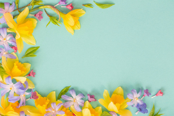 spring flowers on green  papper background - Zdjęcie, obraz