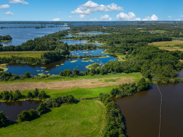 Vista aérea com paisagem da reserva natural Loosdrechtse Plassen perto de Loosdrecht. Provinz Holanda do Norte nos Países Baixos - Foto, Imagem