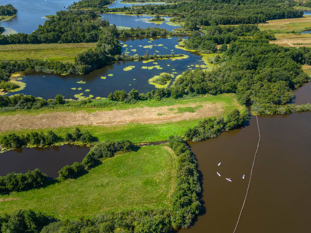 Letecký pohled s krajinou přírodní rezervace Loosdrechtse Plassen u Loosdrechtu. Provinz Severní Holandsko v Nizozemsku - Fotografie, Obrázek