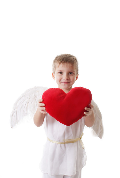 Cupid chlapec s křídly a červené plyšové srdce - Fotografie, Obrázek