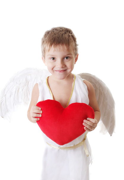 Cupid jongen met vleugels en rode pluche hart - Foto, afbeelding