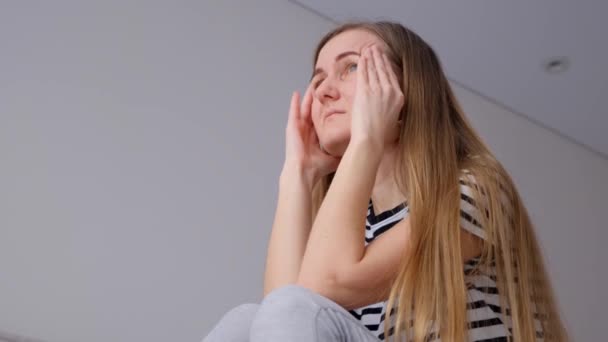 Ha egy nő stresszes állapotban aggódik, akkor fáj a feje. Egészségügyi problémák fiatal korban. - Felvétel, videó