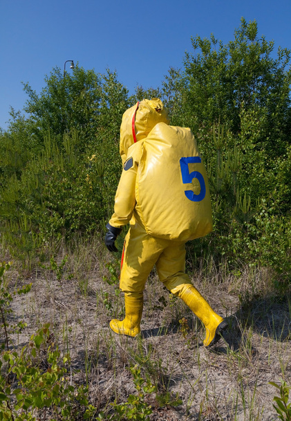 Hombre con maletín en traje protector de materiales peligrosos
 - Foto, Imagen