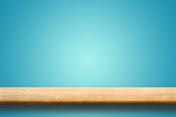 Texture abstraite de la table en bois naturel avec fond mural dégradé bleu profond : vue de dessus du bois de planche pour le produit graphique stand, design d'intérieur ou montage afficher votre produit - Photo, image
