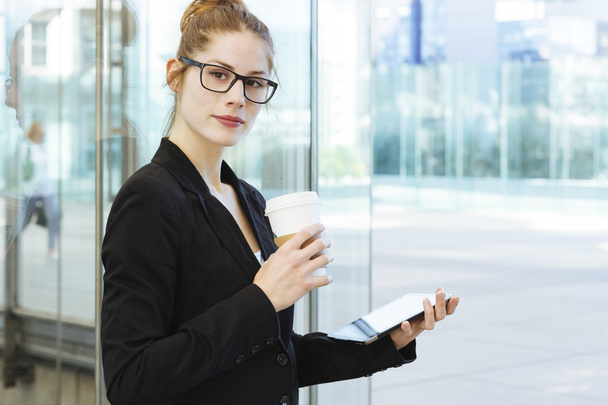 Businesswoman using a digital tablet - Foto, Bild