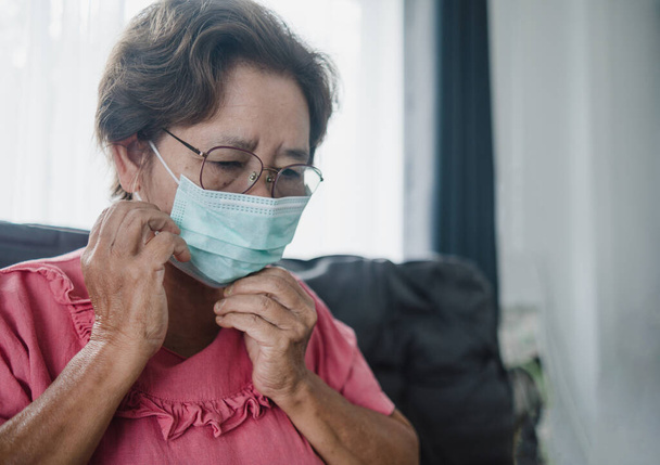 Asiática mujer mayor con una máscara facial, Médico y el hogar concepto de atención médica. - Foto, Imagen