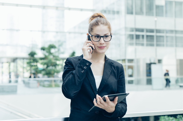 Businesswoman using a mobile phone - Foto, afbeelding