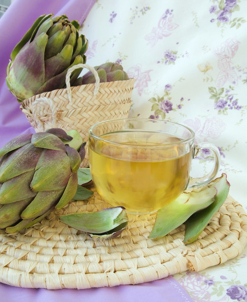chá de ervas de alcachofra
 - Foto, Imagem