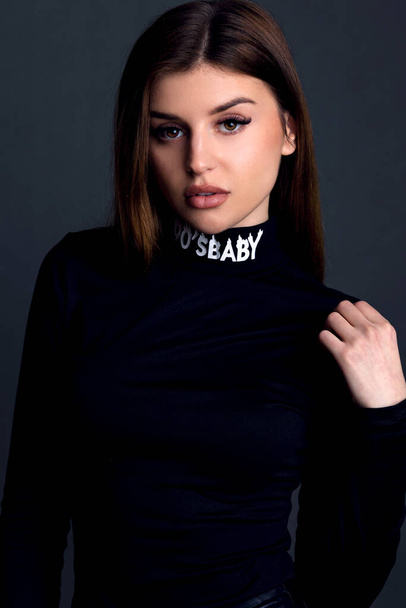 woman wearing dark clothes in the studio boss baby vibe - Fotografie, Obrázek