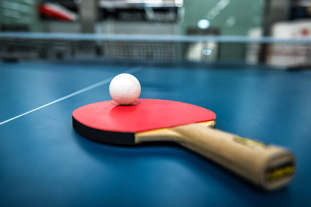 Table de ping-pong professionnelle, raquette et ballon dans une salle de sport - Photo, image