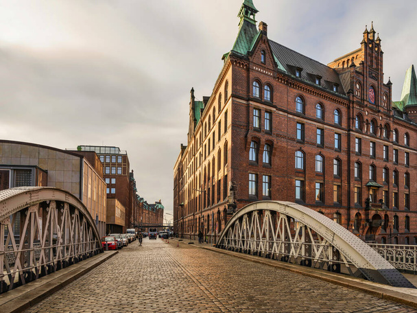történelmi Red Brick Buildings and cobblestone street bridge on St Annenfleet in Hamburg, Németország - Fotó, kép