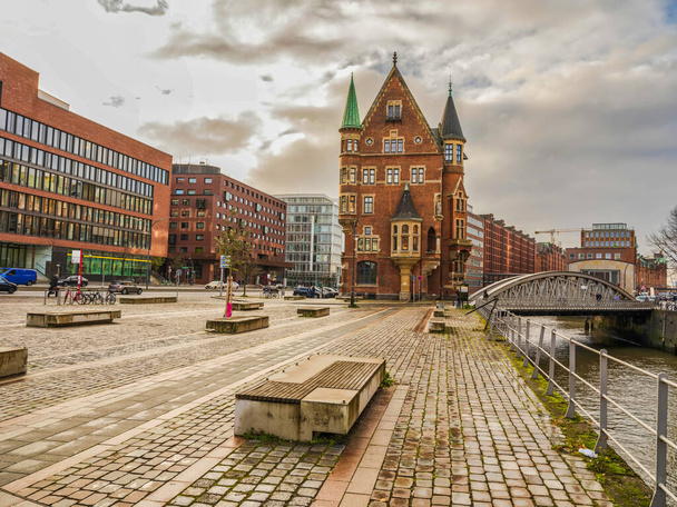 Moderne und historische Gebäude auf St. Annenfleet in Hamburg - Foto, Bild