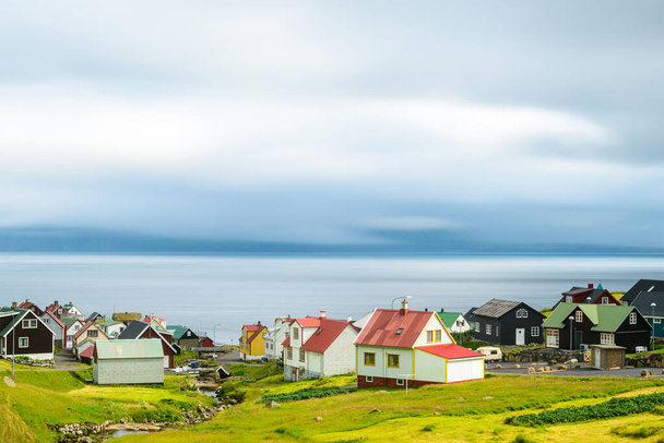 Case ai piedi della collina verde, Isole Faroe - Foto, immagini