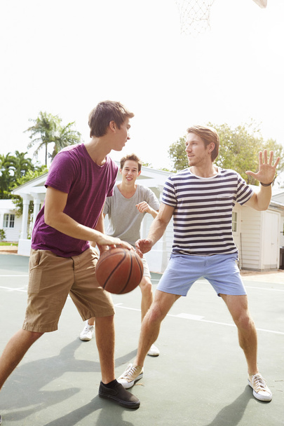 Young Men Playing Basketball - Foto, Bild