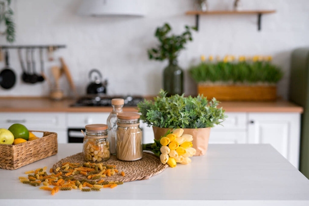 Сирі макарони на дерев'яному кухонному столі
. - Фото, зображення