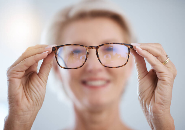 Optometria, visão e mulher idosa com óculos para cuidados oculares, saúde e bem-estar na clínica. Cuidados de saúde, oftalmologia e retrato de idosas com óculos lente de prescrição em loja óptica - Foto, Imagem